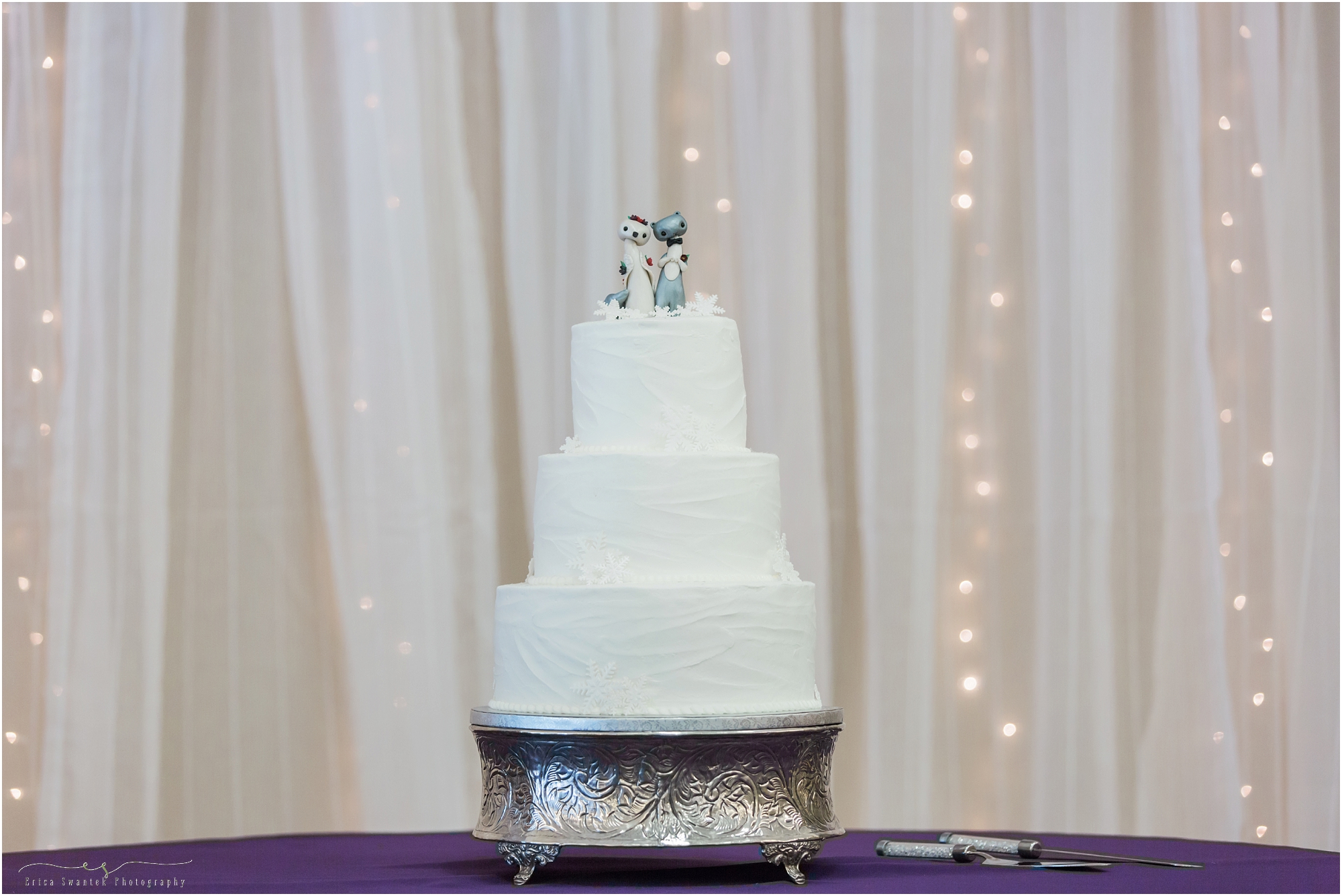 A gorgeous white cake by the Cake Lady in Bend, OR for this winter woodland wedding theme. 