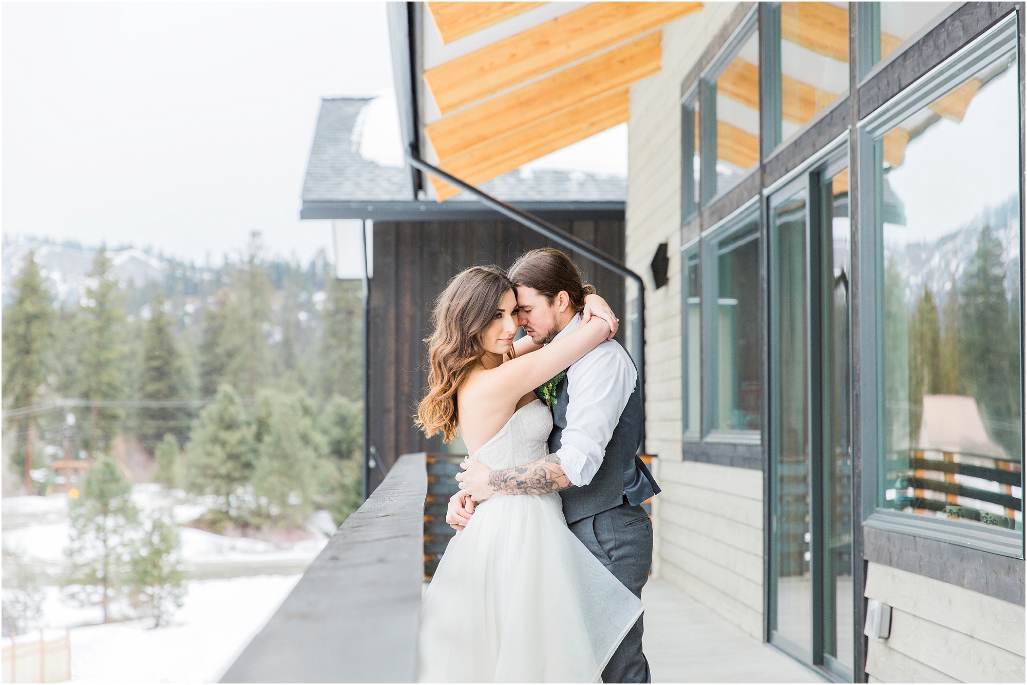 Outdoor winter wedding styled shoot in Leavenworth, WA by Erica Swantek Photography. 