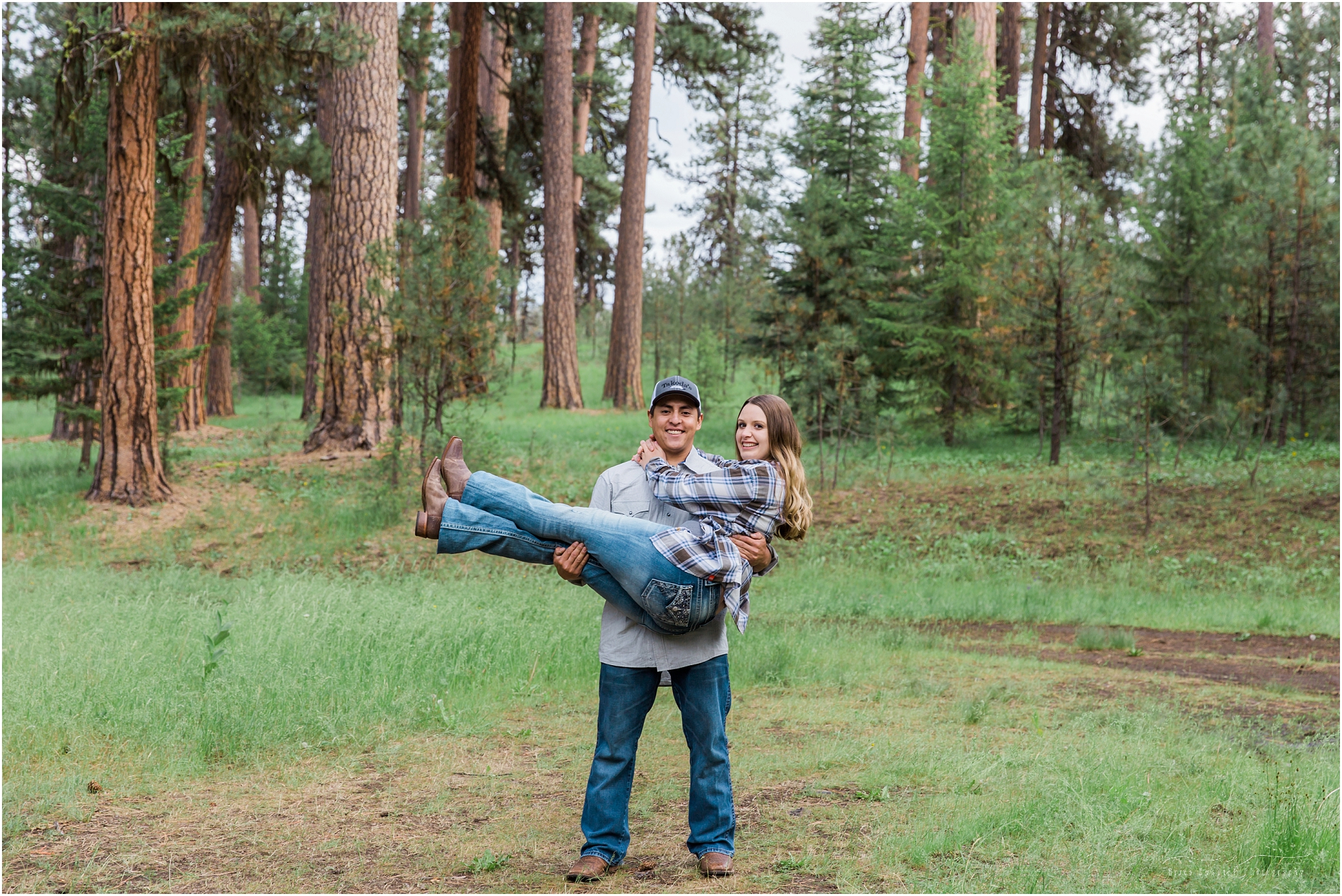 An Oregon outdoor adventure engagement session in the Ochoco Mountains near Prineville. | Erica Swantek Photography