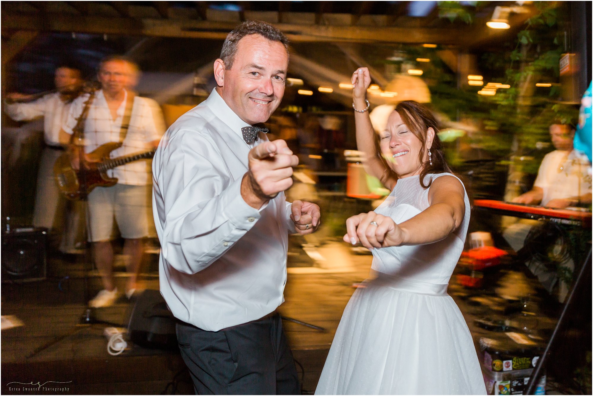 Dancing to the live band at this outdoor wedding reception near Bend, Oregon by Bend wedding photographer Erica Swantek Photography. 