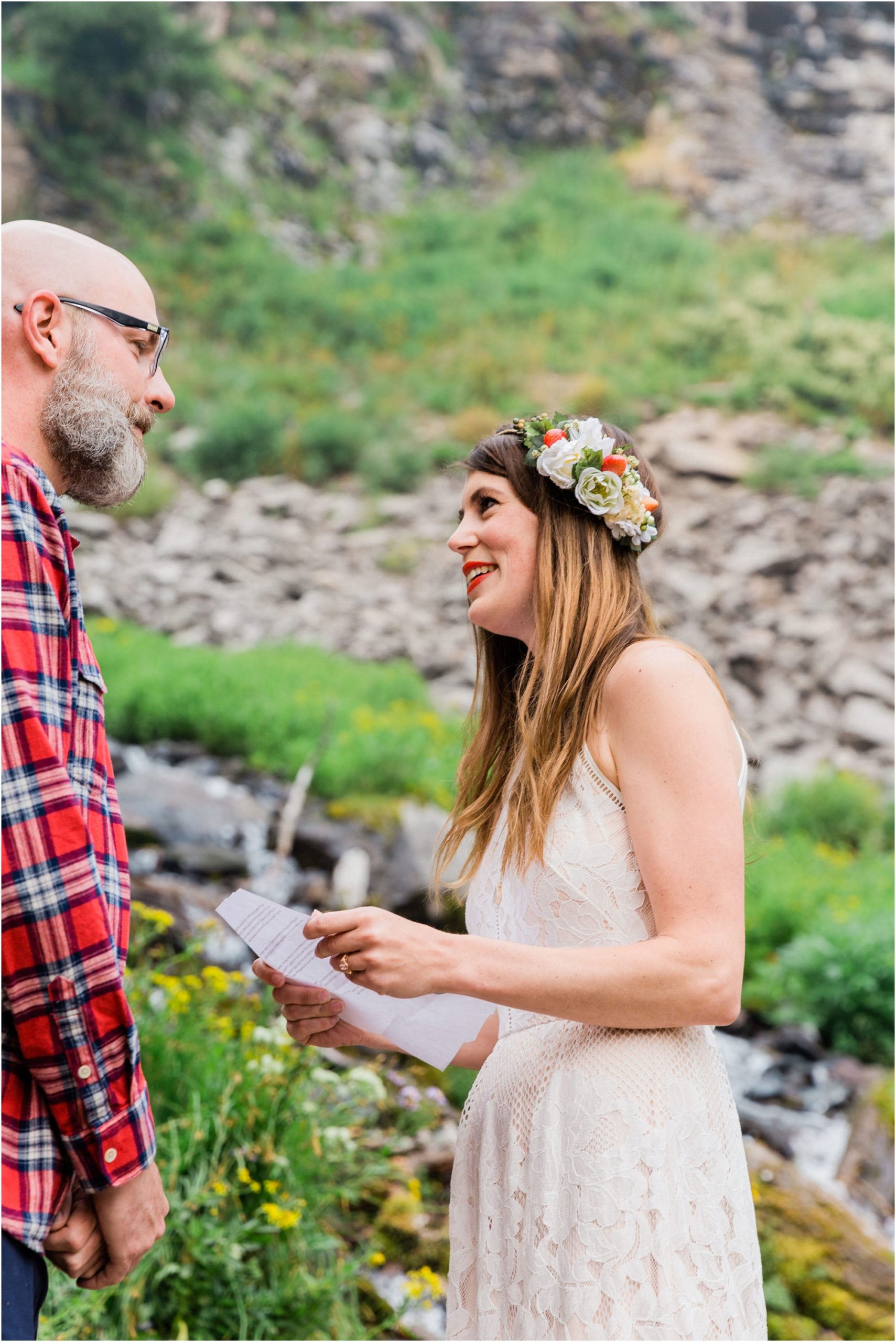 A gorgeous bohemian bride says her personal wedding vows during her Crater Lake Elopement in Oregon. | Erica Swantek Photography