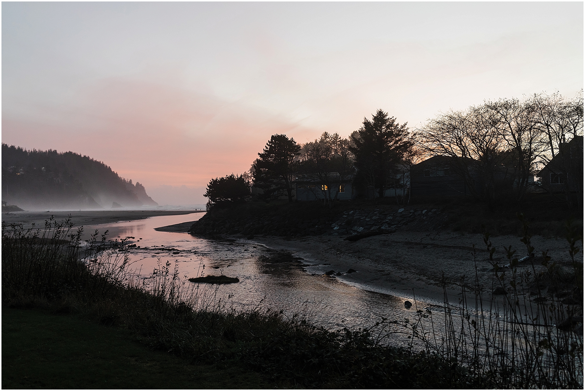 The sun sets over the Neskowin River at an Oregon Coast elopement. | Erica Swantek Photography