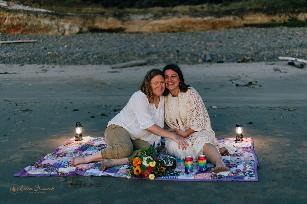 A newlywed couples enjoys an Oregon beach picnic.