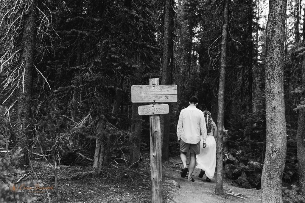 A couple on an adventure elopement goes hiking in Oregon.