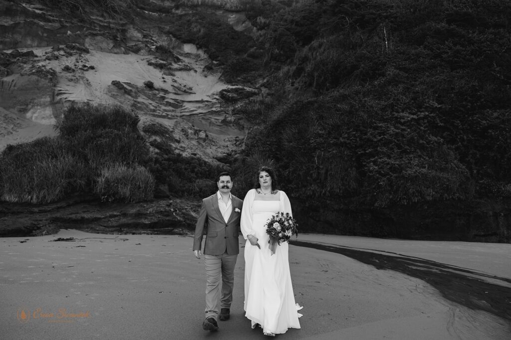 moody and whimsical oregon coast elopement at hobbit beach