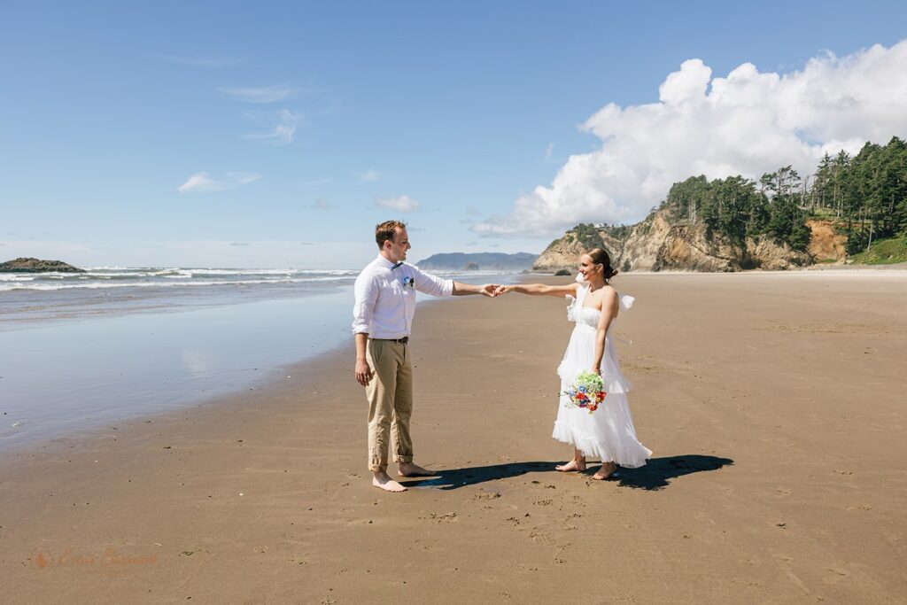romantic beach elopement at oregon coast