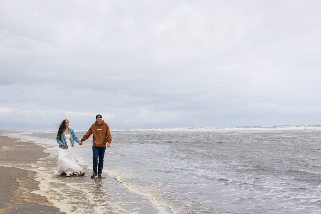 romantic beach elopement at fort stevens state park
