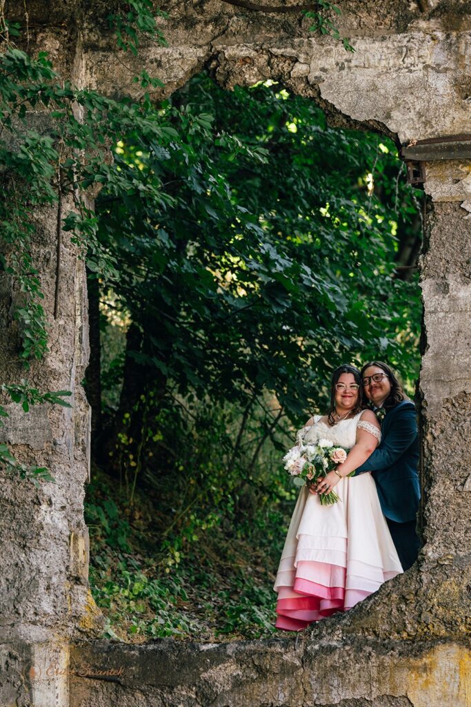 elopement couple at the ruins at hood river 