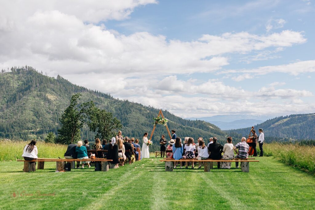 intimate wedding ceremony at white salmon wa