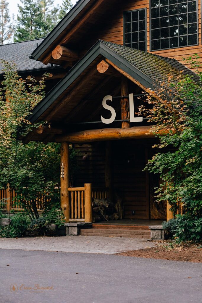 front entrance to Suttle Lake Lodge in Oregon.