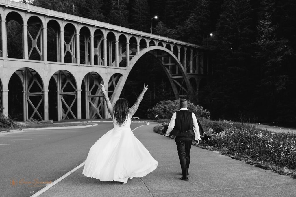 fun elopement couple during their oregon elopement