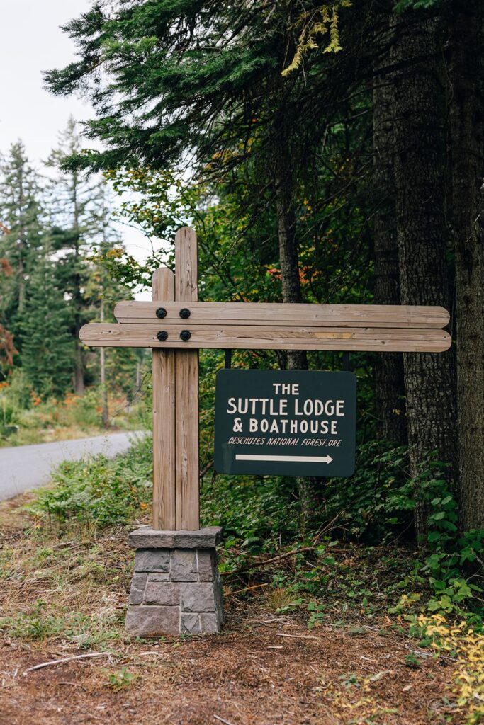 sign to suttle lake lodge