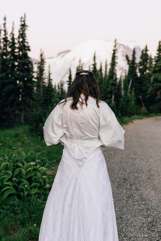 Bride putting on her dress at the trailhead.
