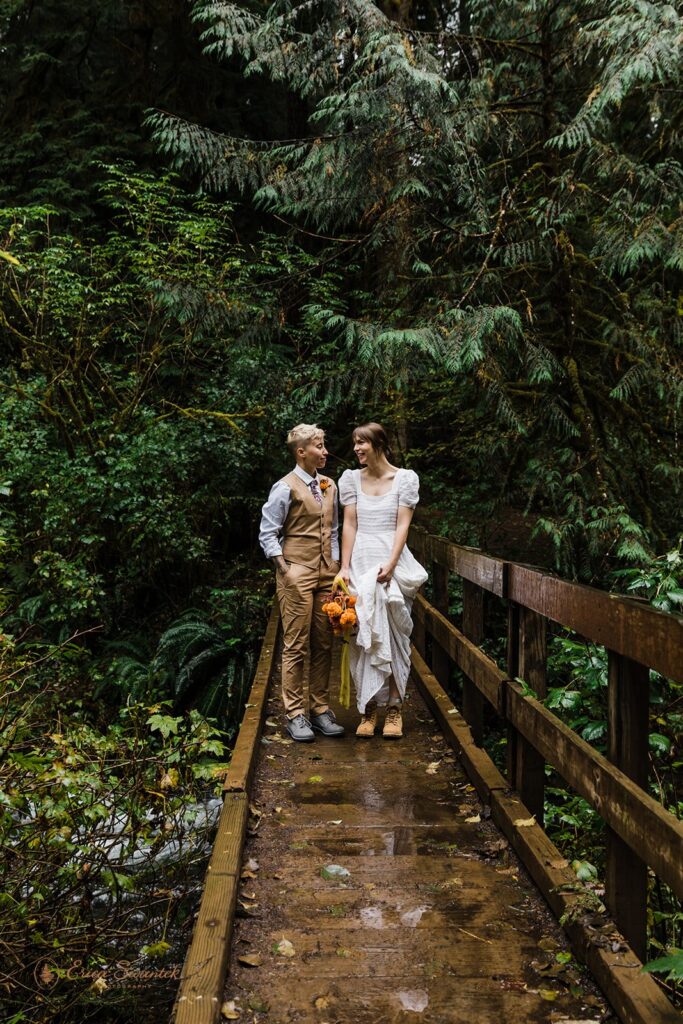 rainy elopement in PNW