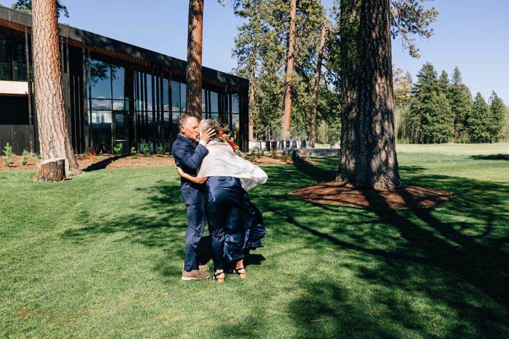 a couple kissing with black butte ranch in the backdrop