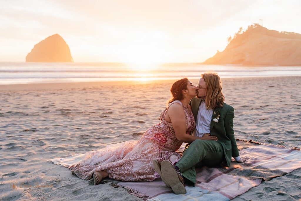 bride and groom during the golden hour in oregon coast