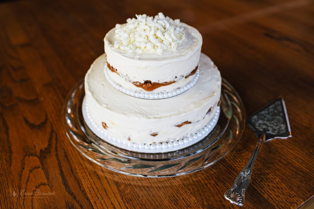 elegant two tiered wedding cake