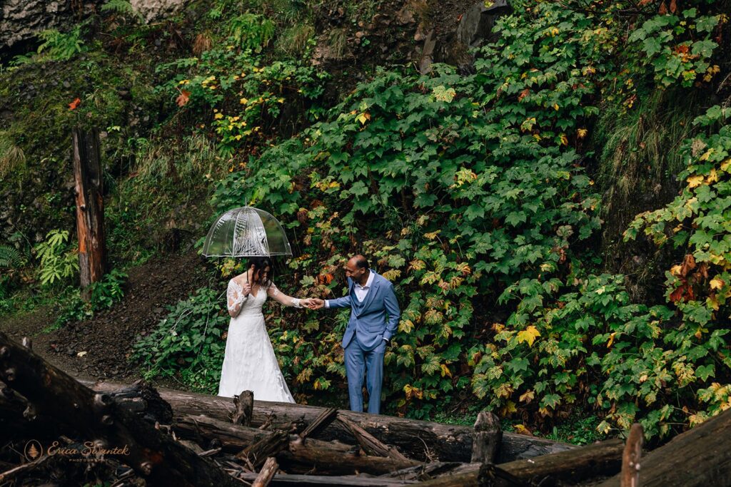 elopement couple enjoying their rainy elopement day in Oregon