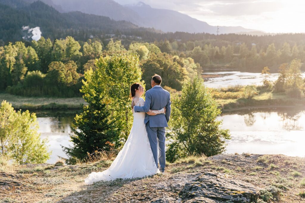 elopement couple during the golden hour at columbia river gorge 