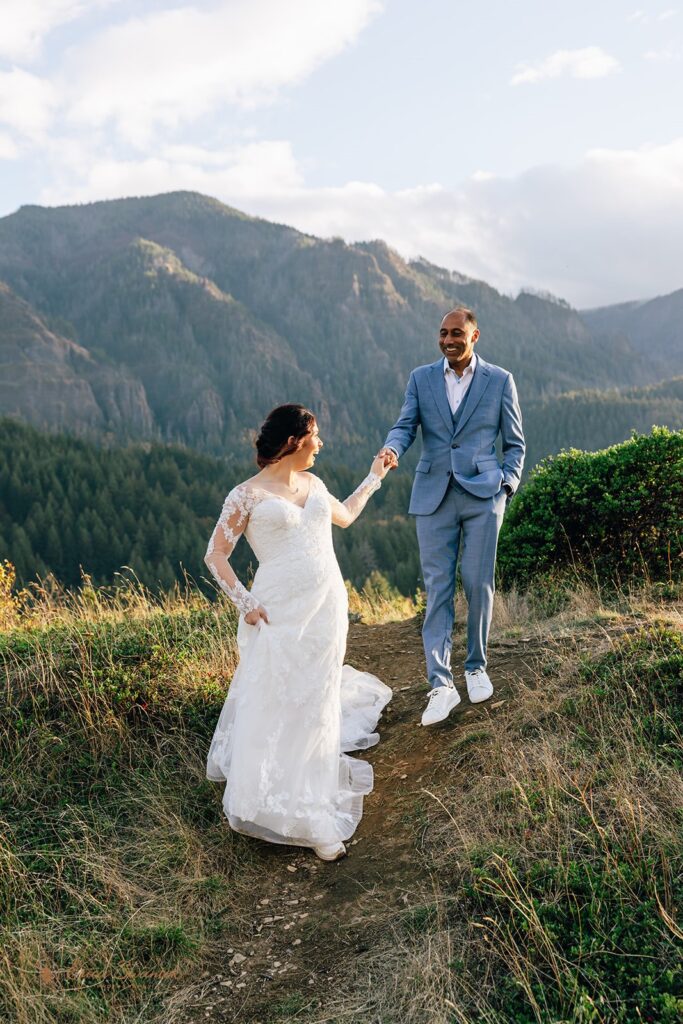 elopement couple during the golden hour at columbia river gorge 