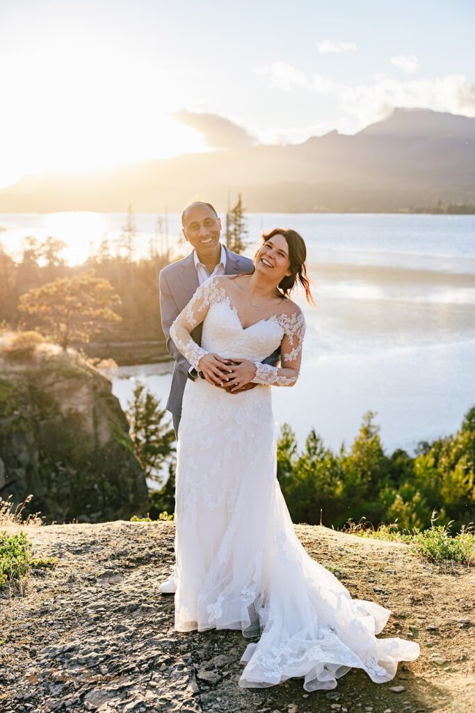 elopement couple during the golden hour at columbia river gorge 