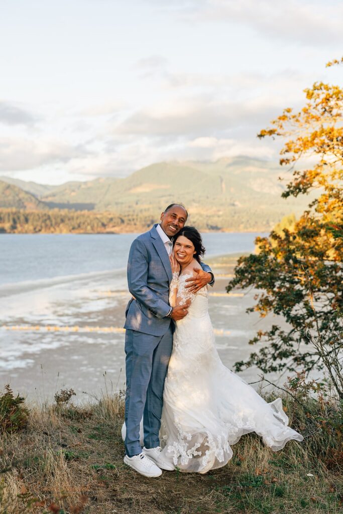 elopement couple during the golden hour at columbia river gorge 