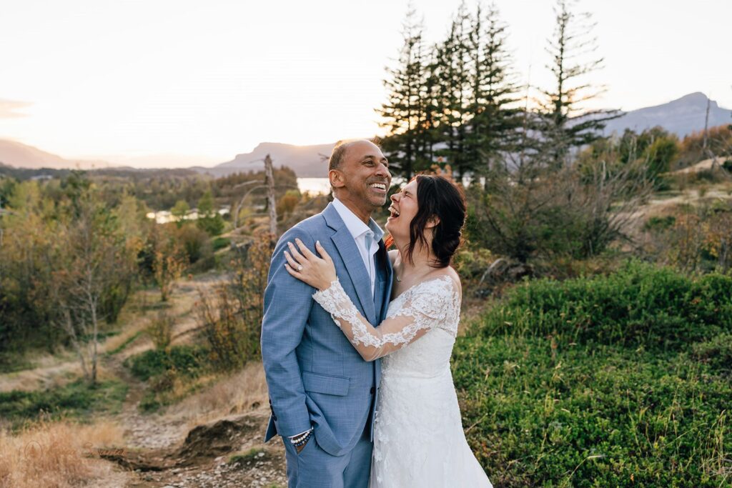 elopement couple during the golden hour at columbia river gorge 