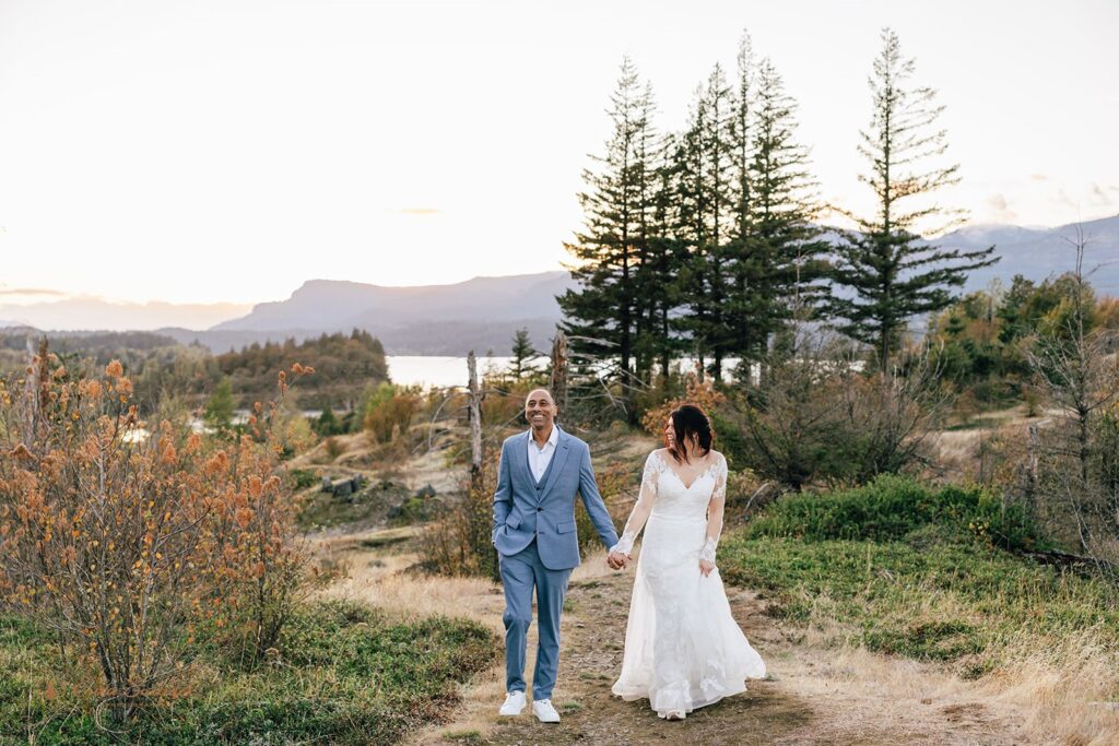 elopement couple during the golden hour at columbia river gorge 