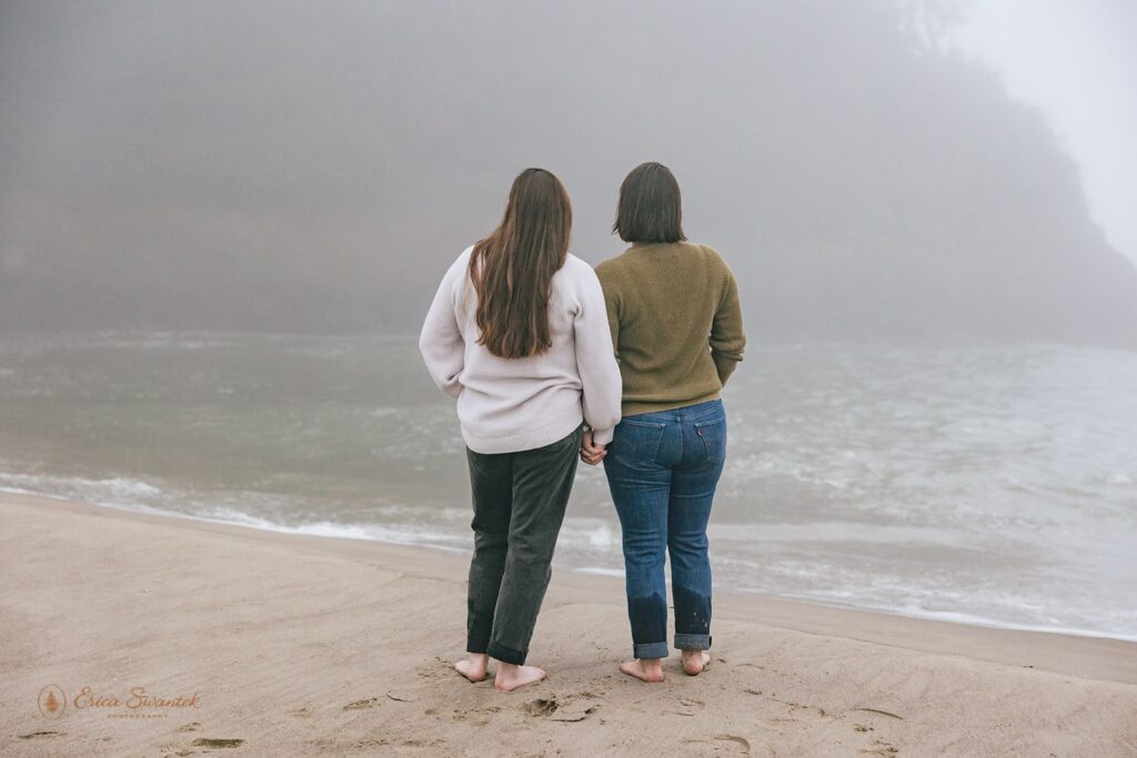 moody elopement couple at oregon coast