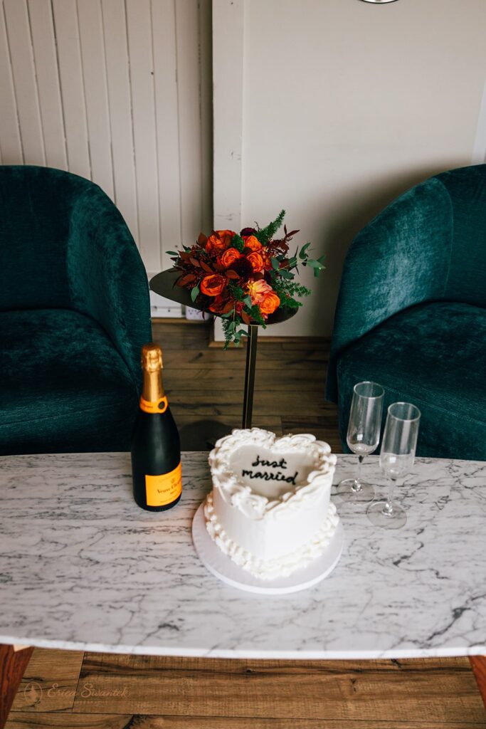 elopement cake and champagne