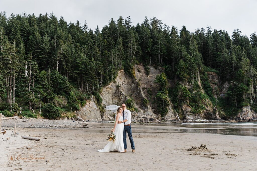 romantic elopement couple at oregon coast