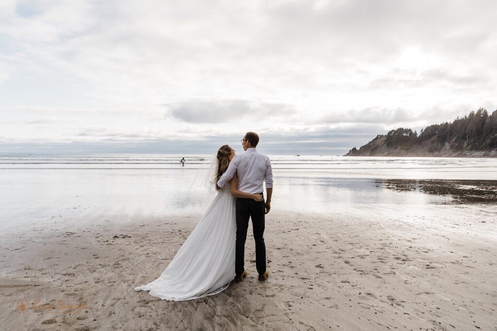 romantic elopement couple at oregon coast