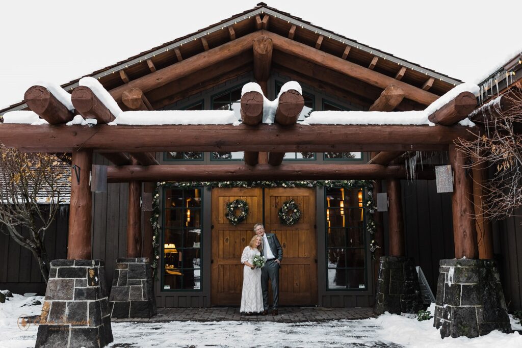 romantic winter elopement in Oregon