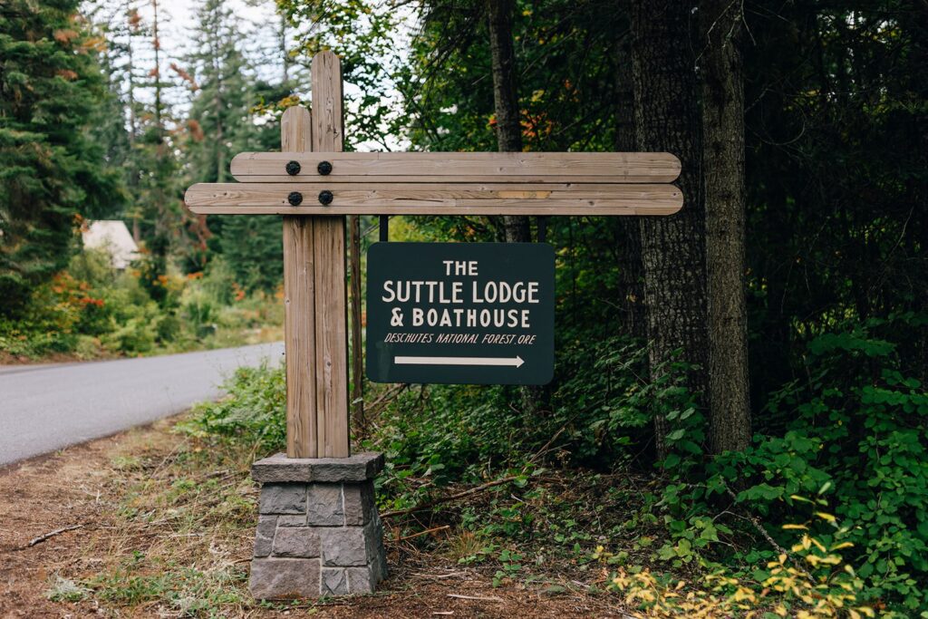 sign to suttle lake lodge