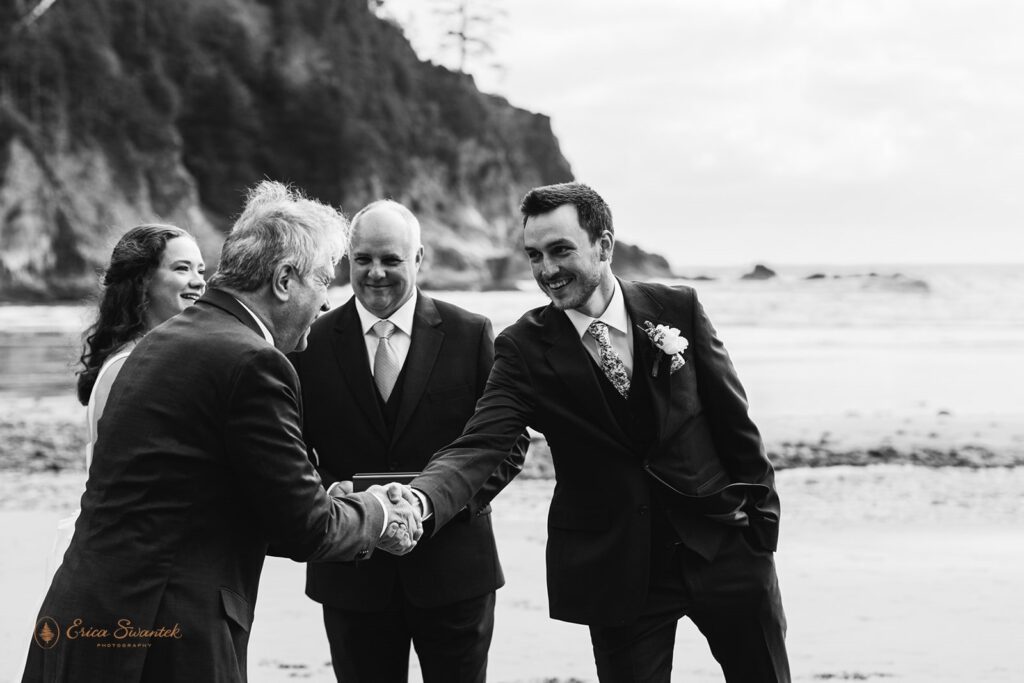 dad walking bride down the aisle for the oregon coast micro wedding