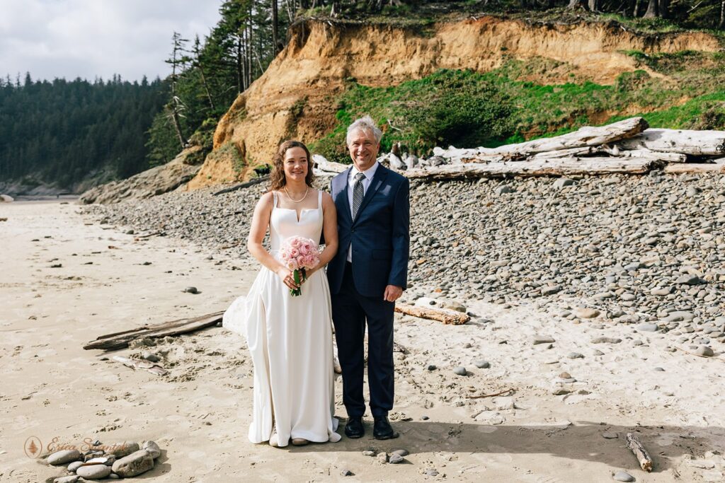 dad walking bride down the aisle for the oregon coast micro wedding