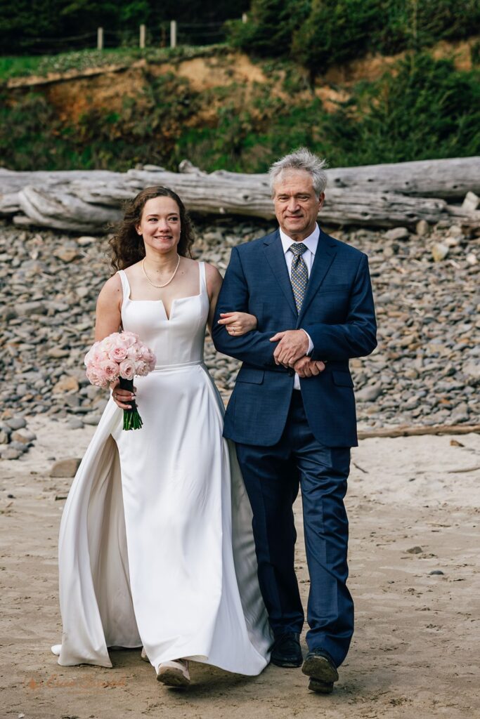 dad walking bride down the aisle for the oregon coast micro wedding
