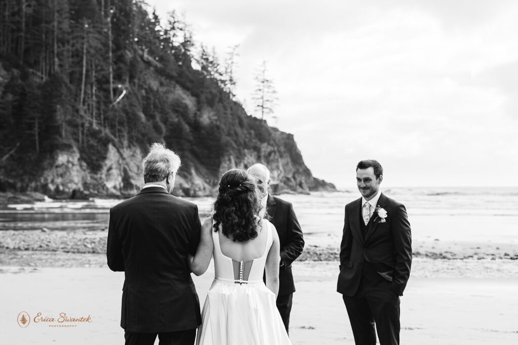 dad walking bride down the aisle for the oregon coast micro wedding