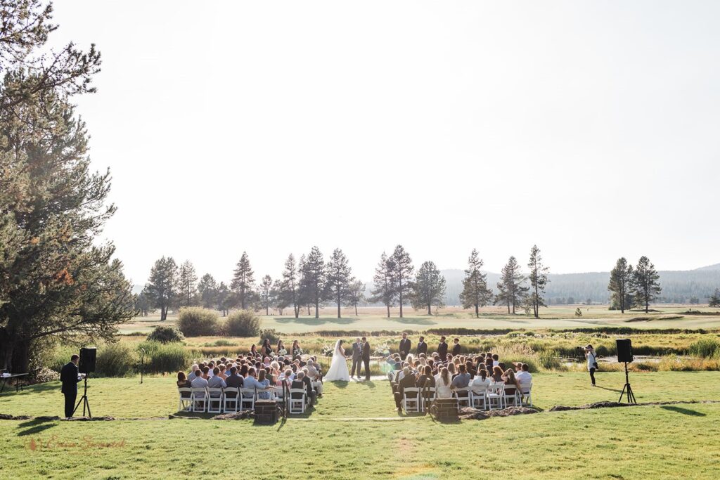 outdoor wedding ceremony at mt bachelor lawn, sunriver resort