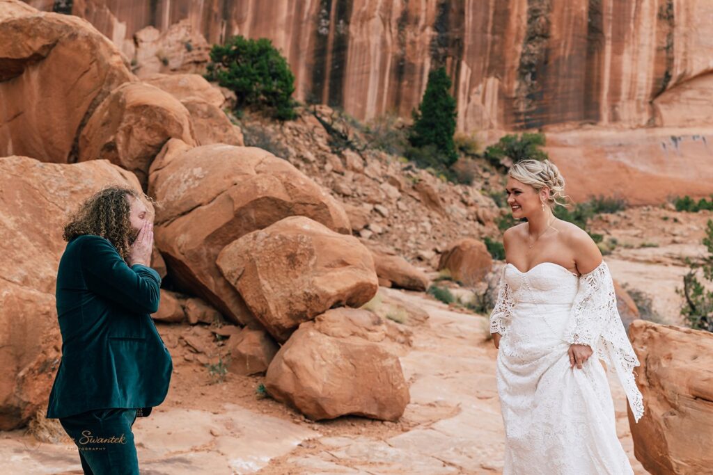 elopement couple first look in moab desert