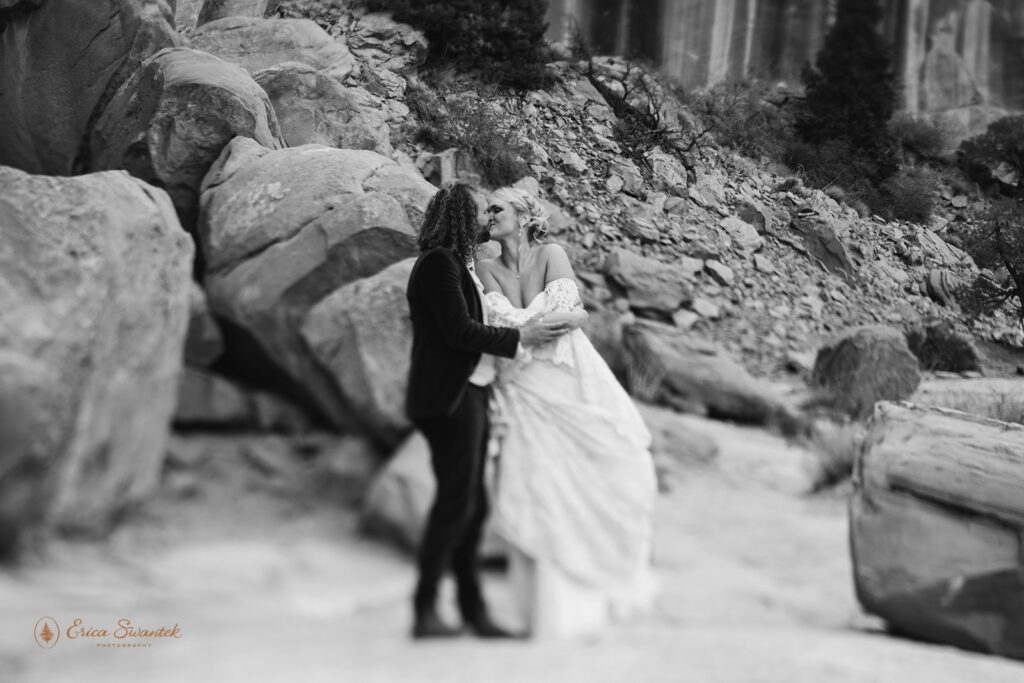 sweet elopement couple kiss