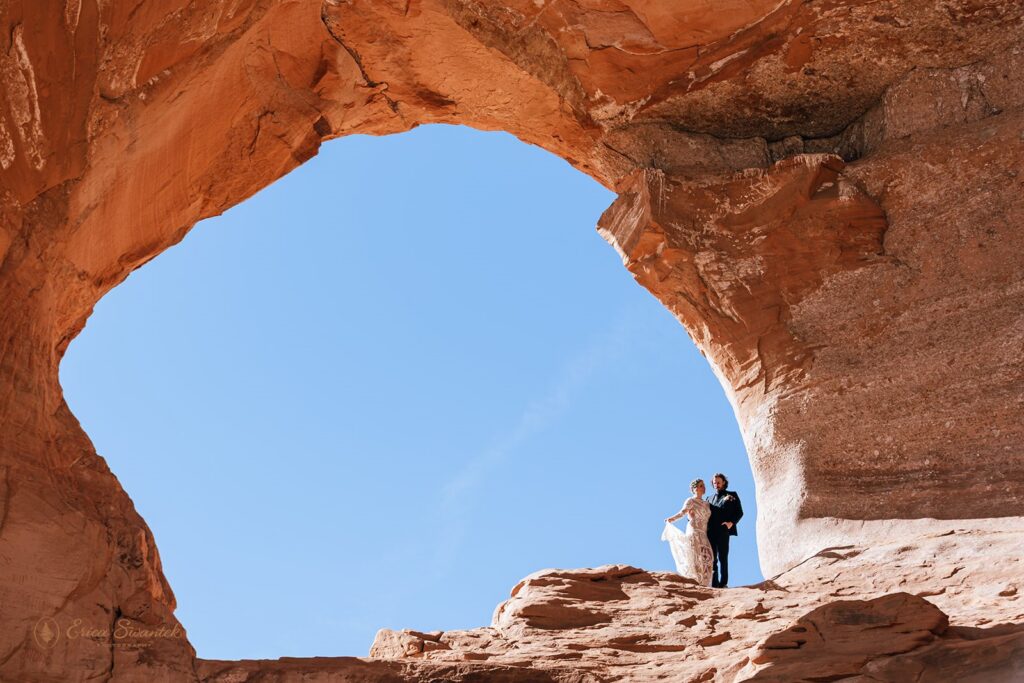 adventure elopement couple at looking glass arch in moab