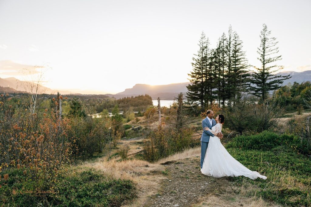 bride and groom at columbia river gorge