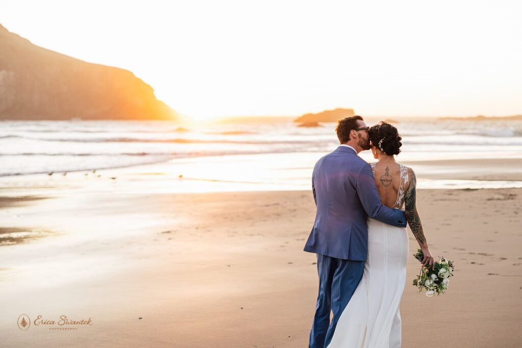 intimate elopement couple moments on the oregon coast