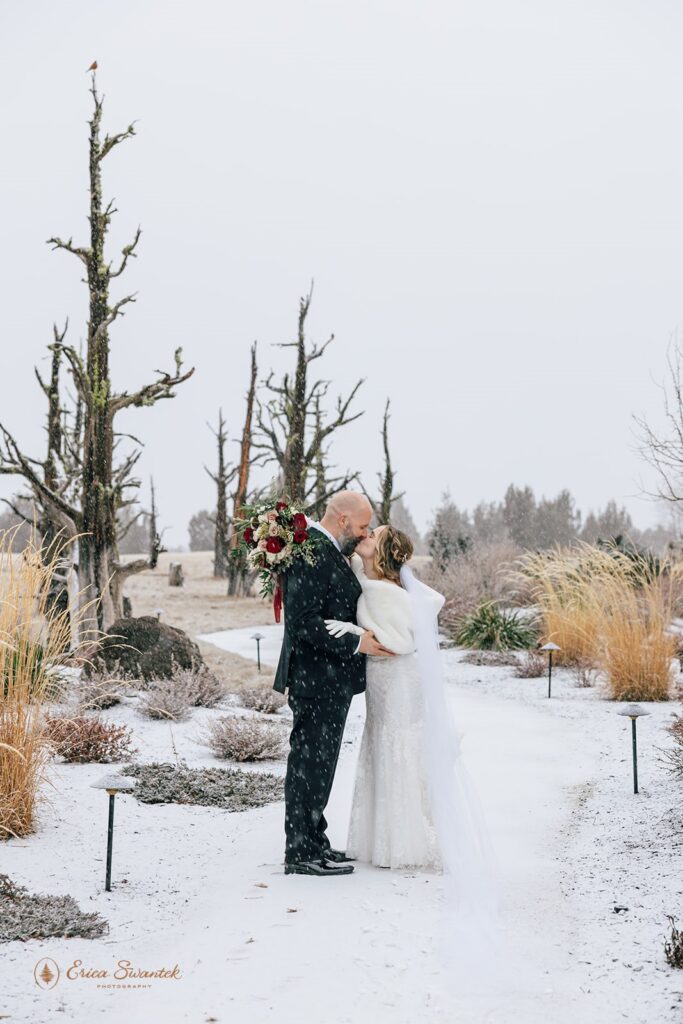 romantic winter elopement in oregon