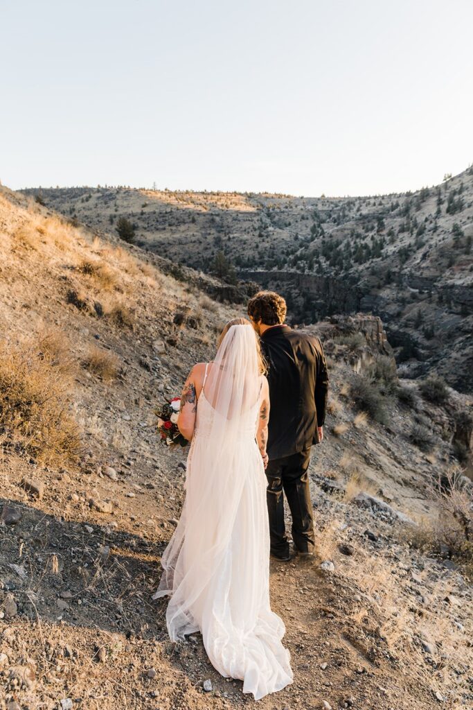 adventurous elopement couple in the high desert during their smith rock state park elopement day