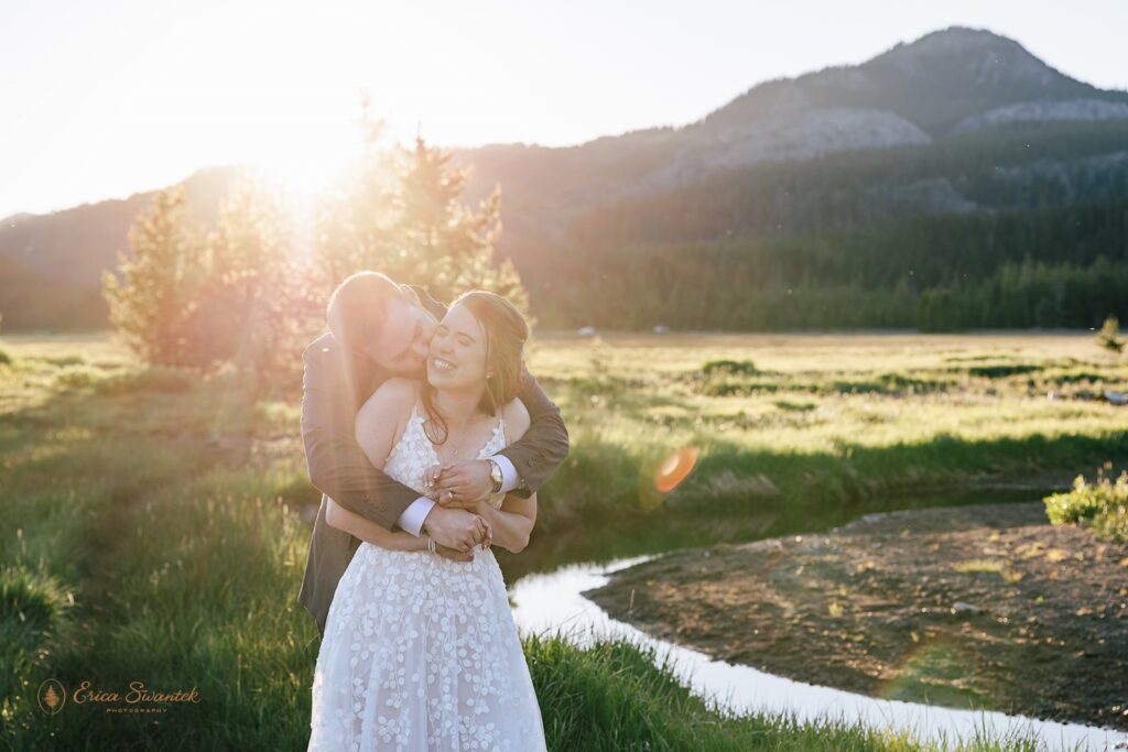 elopement couple snuggling with epic mountain views in the backdrop in the pacific north west