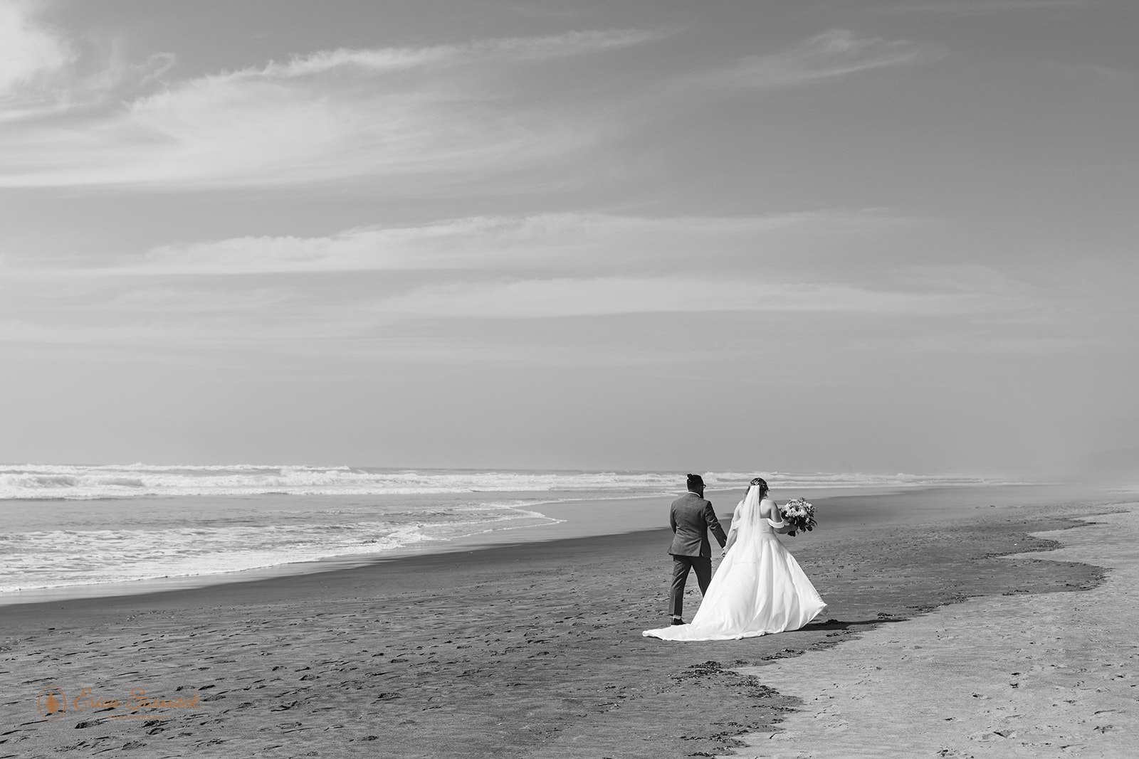 elopement couple walking along oregon coast