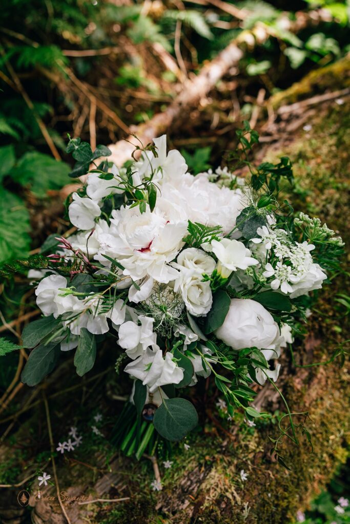 white elopement bouquet